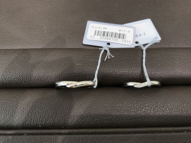 クレメンティアという名前の指輪で手を重ねるイメージ。