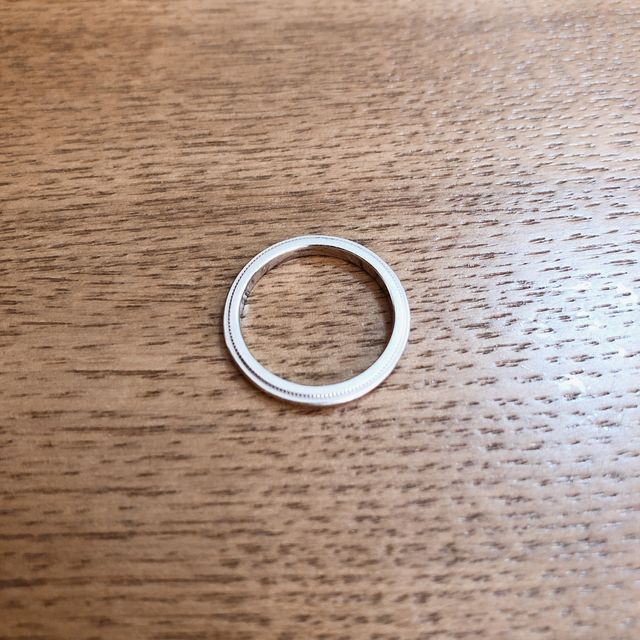 リングの周りに小刻みに線が入っているデザインです。
