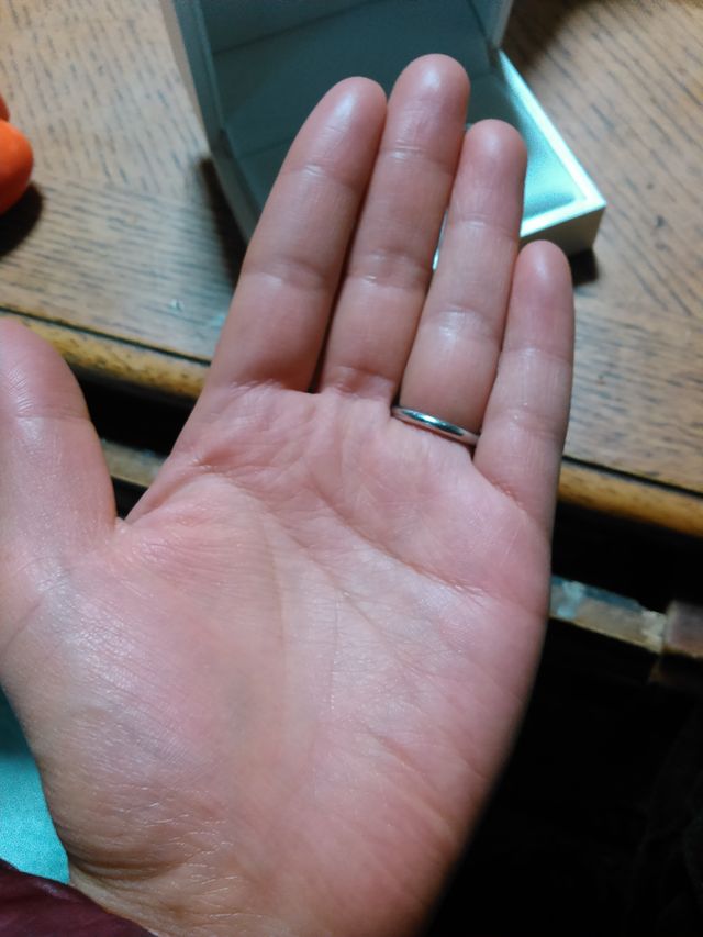 指にはめた状態、手のひらから