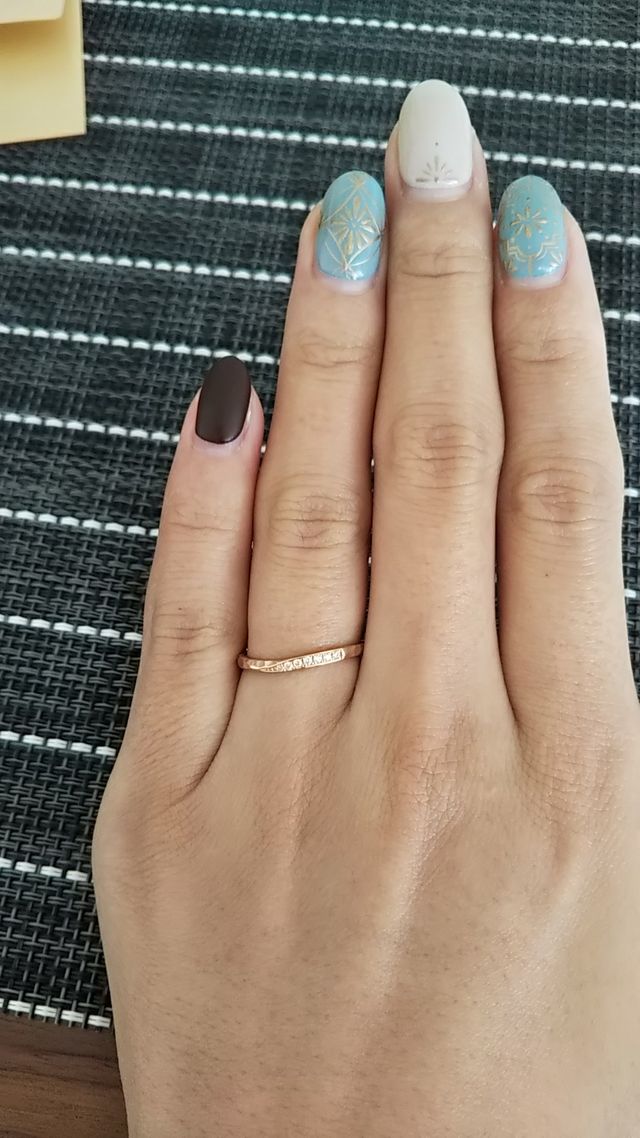 ピンクゴールドでダイヤが埋め込まれています。