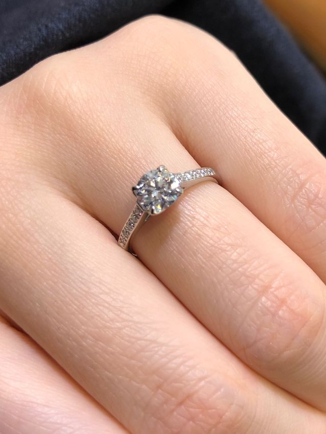 爪が4本の婚約指輪です。