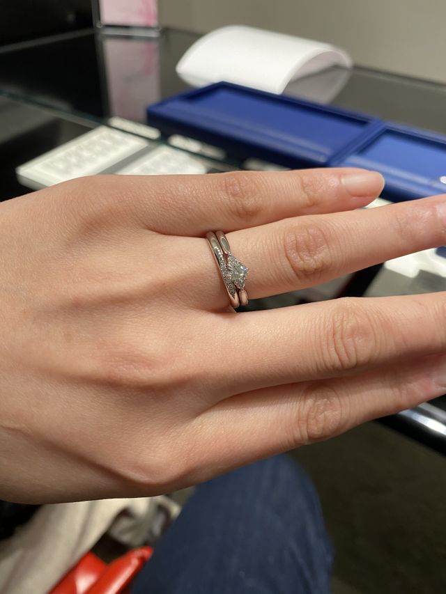 ストレートで、婚約指輪と同じシリーズで仕上げました。