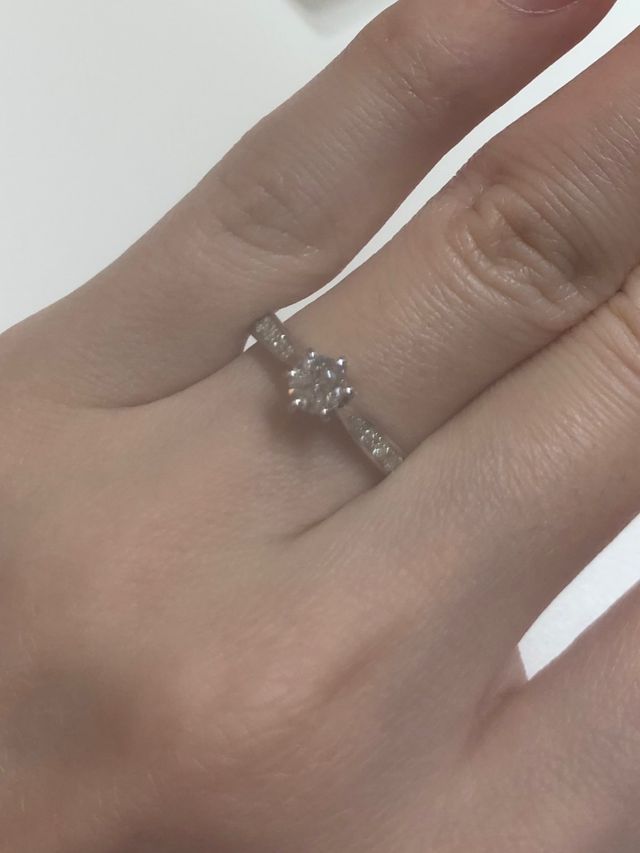 6本爪の婚約指輪です。