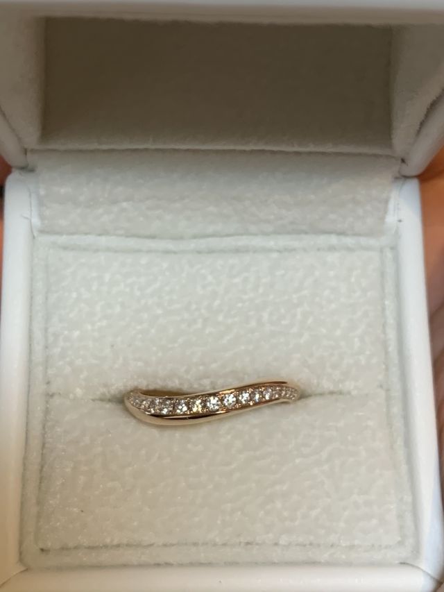 ピンクゴールドのエタニティデザインです。