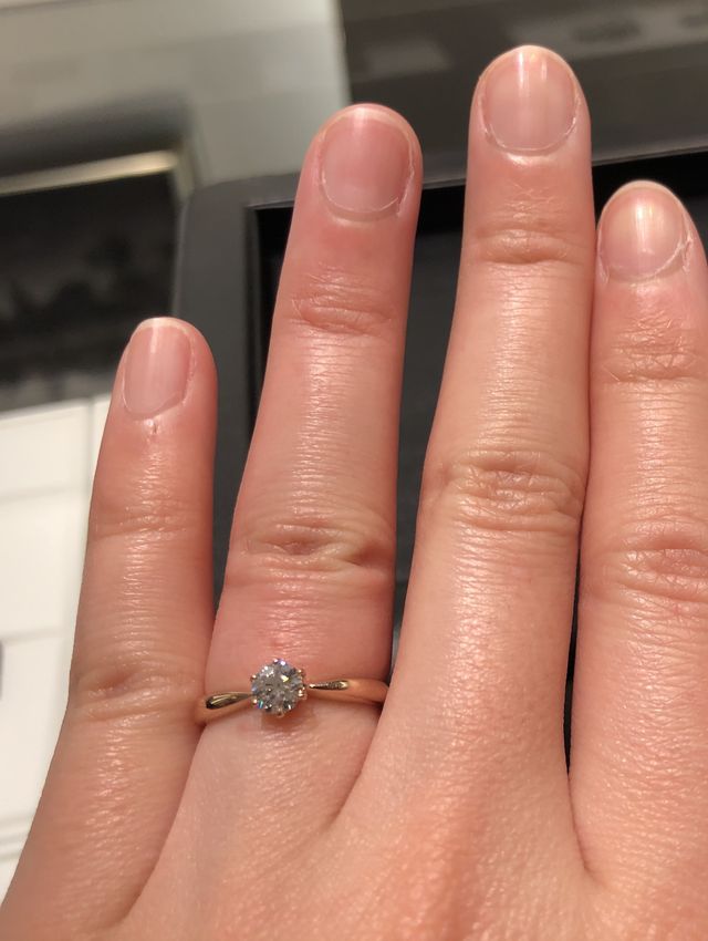 ピンクゴールド。シンプルで丸みがあるデザインです。