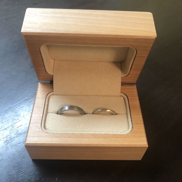 可愛らしい木箱のケースに入った指輪です。