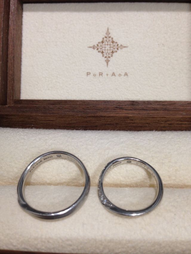 内側にツインズダイヤモンドが入っています。