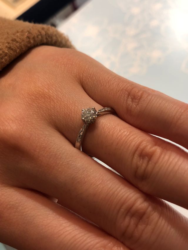 ハーフエタニティの婚約指輪です。