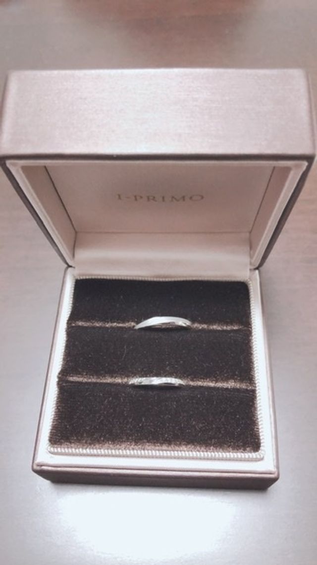 ダイヤが斜めに入っていてとても指をきれいに見せてくれます。