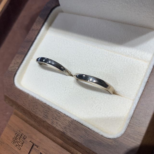 男性用:左側ホワイトゴールド女性用:右側シャンパンゴールド