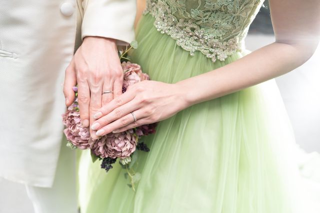 挙式後にカメラマンさんに撮っていただいた結婚指輪です。