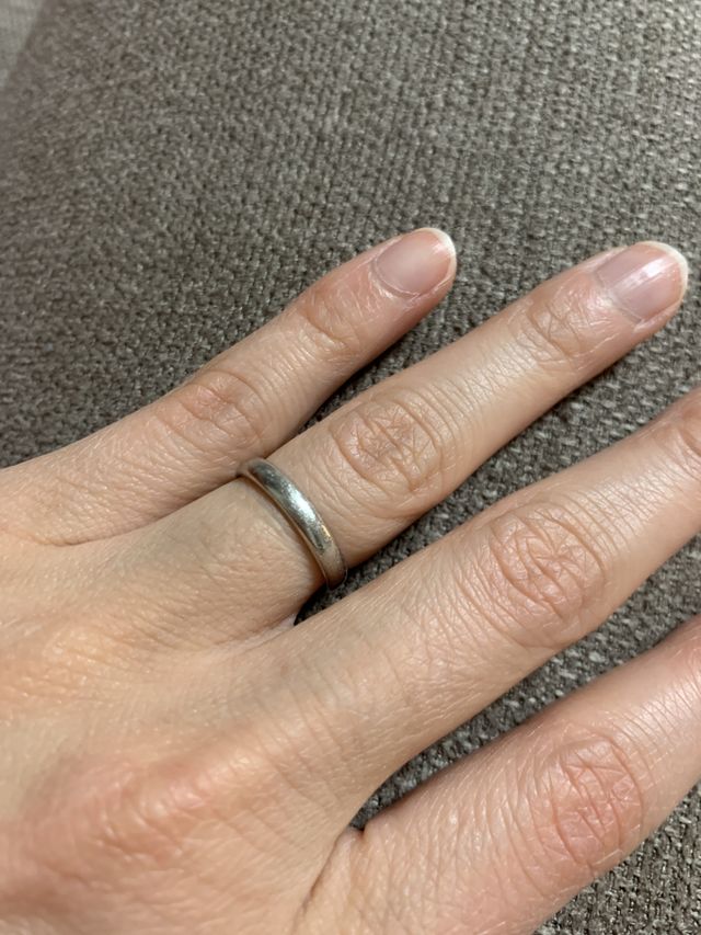 シンプルなデザインなので他の指輪と重ね付けもできます。