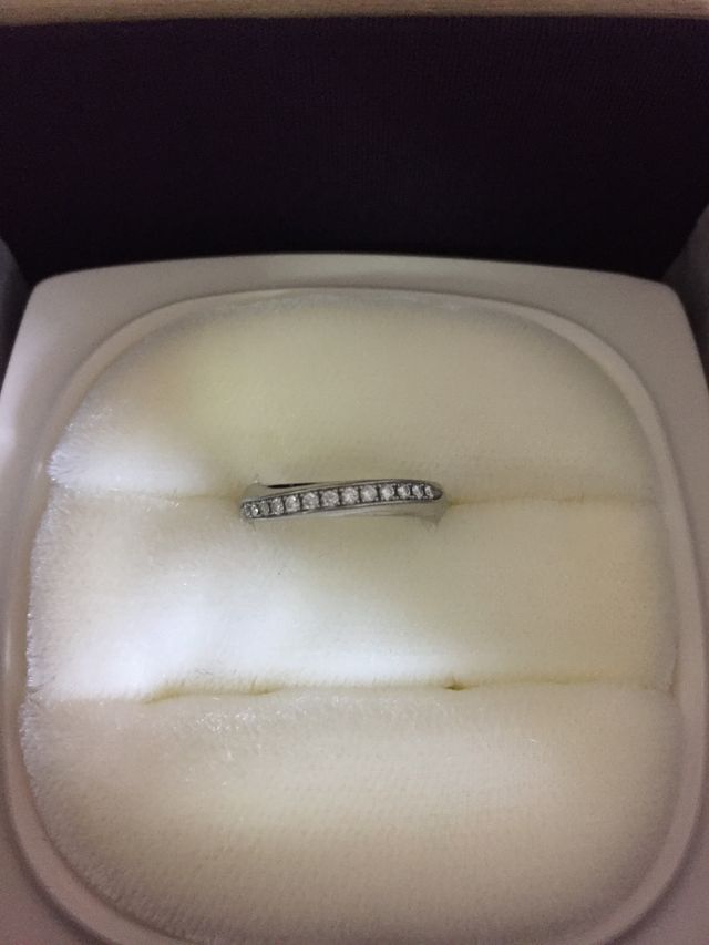 ダイヤが沢山ついた上品なデザインで、派手すぎず使いやすいです