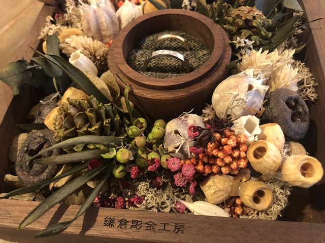 鎌倉彫金工房の素敵な箱に入れて撮影しました。