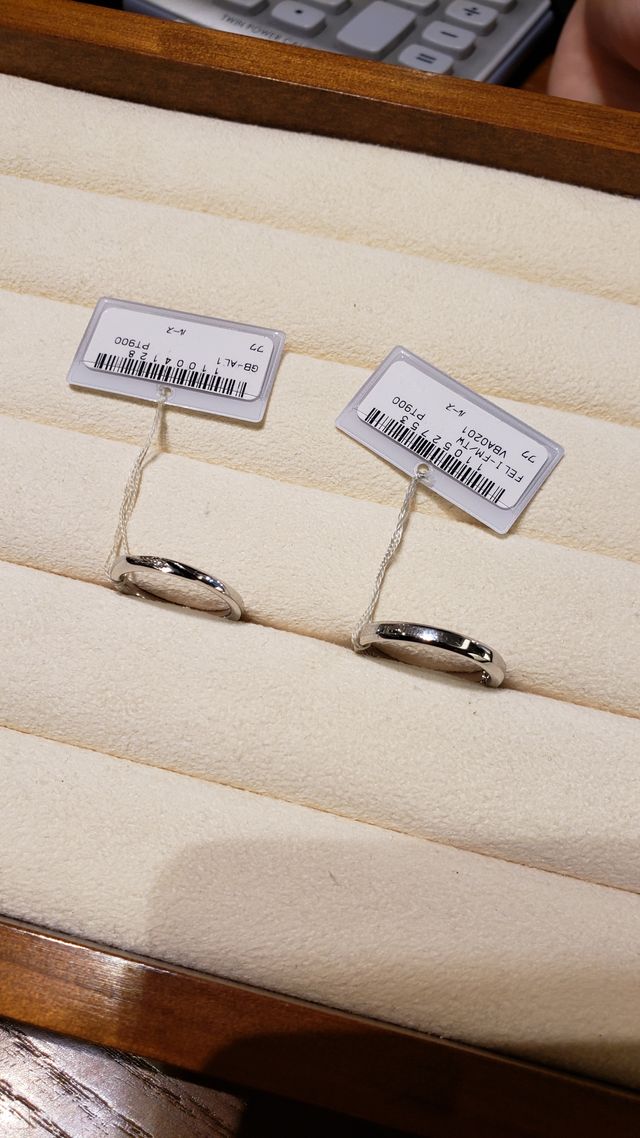 シンプルデザインだが華やかさがあり、長年使用できる。