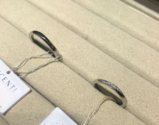 男性の指輪と並べると、ペア感があります。