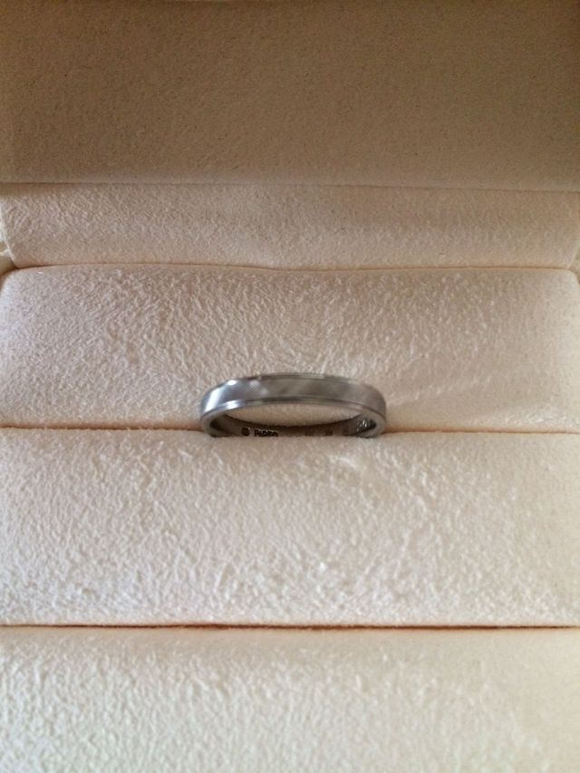 指輪表面に無数の斜めのカットが入っている！