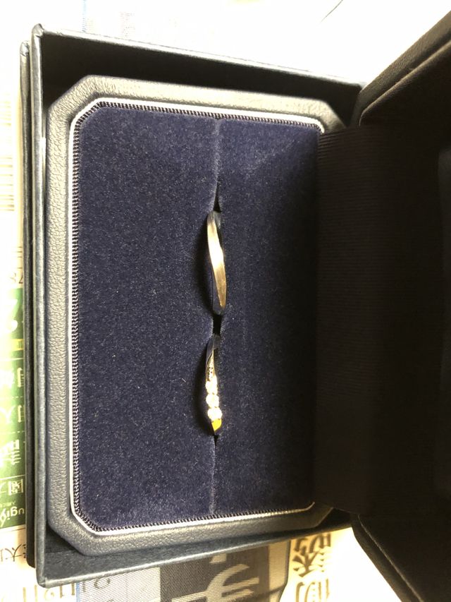 ウェーブ。彼の指輪の側面に小さなカラーストーンが入っています