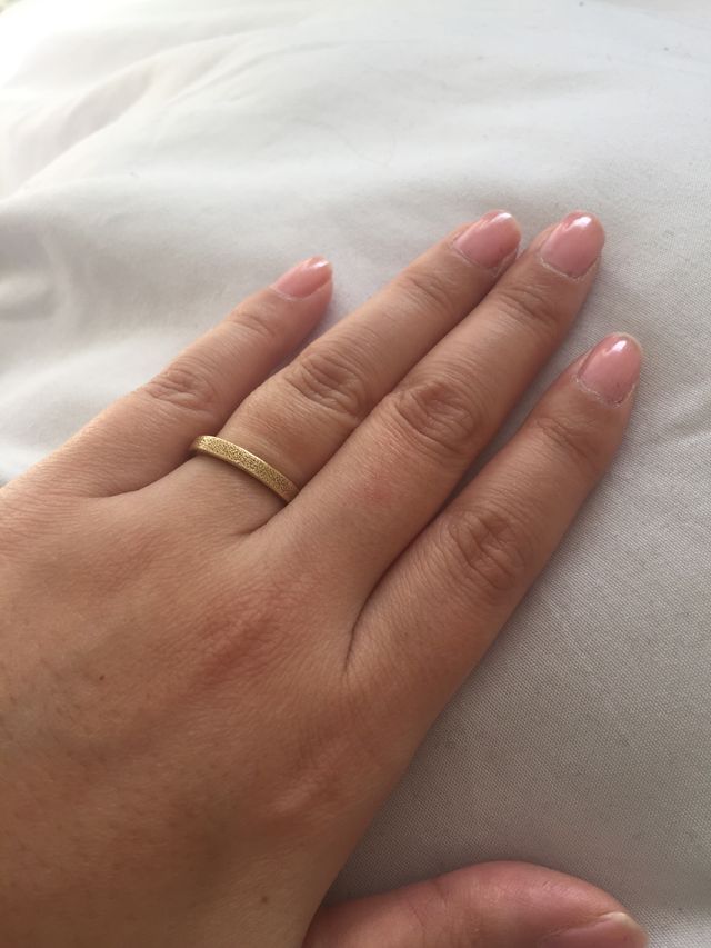 ゴールドのダイヤモンドで叩いて表面に輝きを出す加工です。