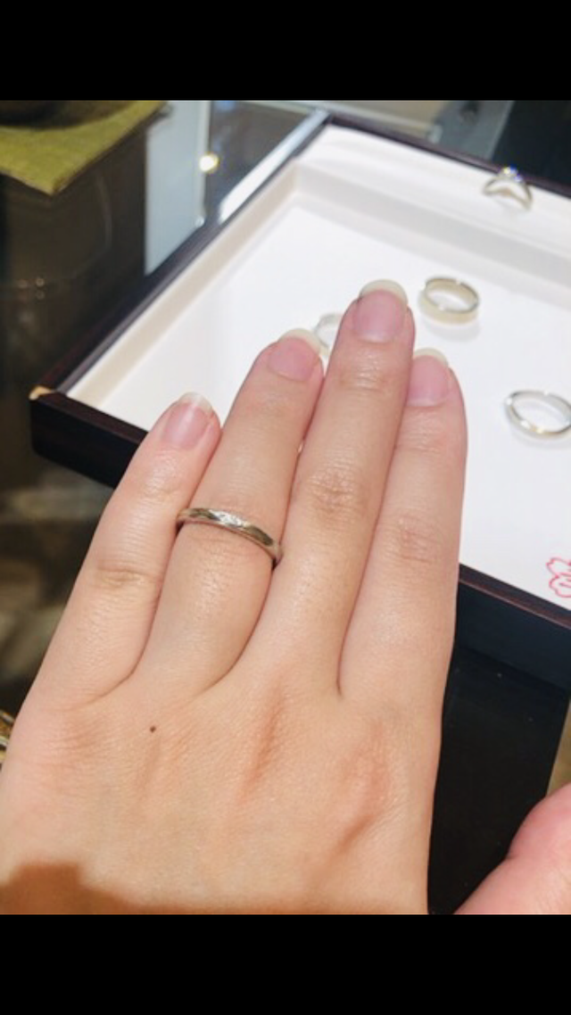 ストレートでセンターにダイヤ入り