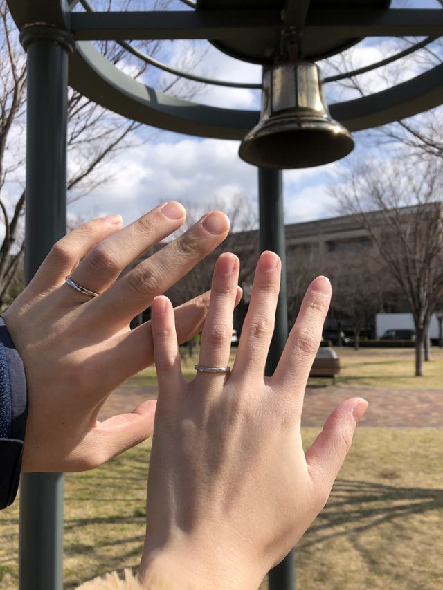 婚姻届提出後、ペアの結婚指輪を付けて撮影しました。