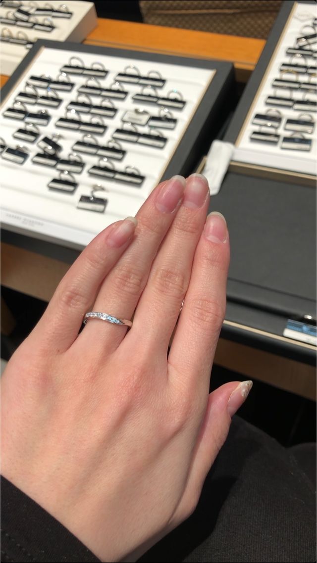 ウェーブのかかったリングに小さなダイヤが付いているデザイン。