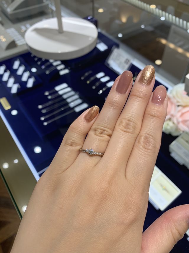 ウェーブのタイプの指輪なので女性らしさが出る指輪です。 