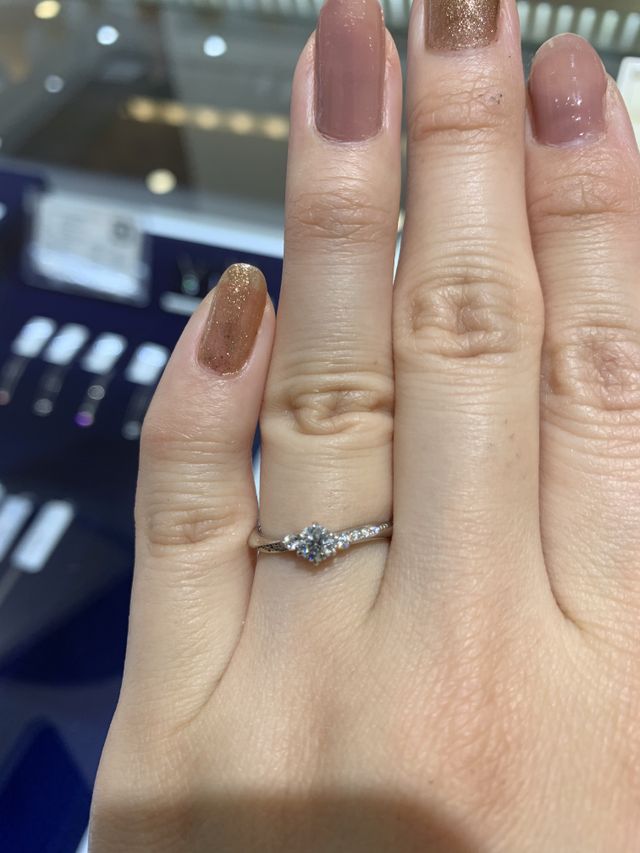 Vラインの指輪なので指がすっきりして見えるようになっています