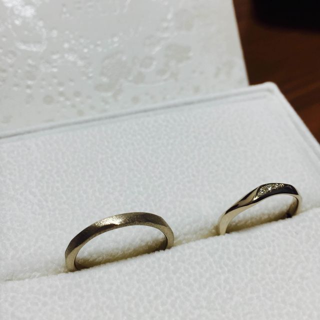 女性用はダイヤ入り、男性はマット系に加工してもらいました