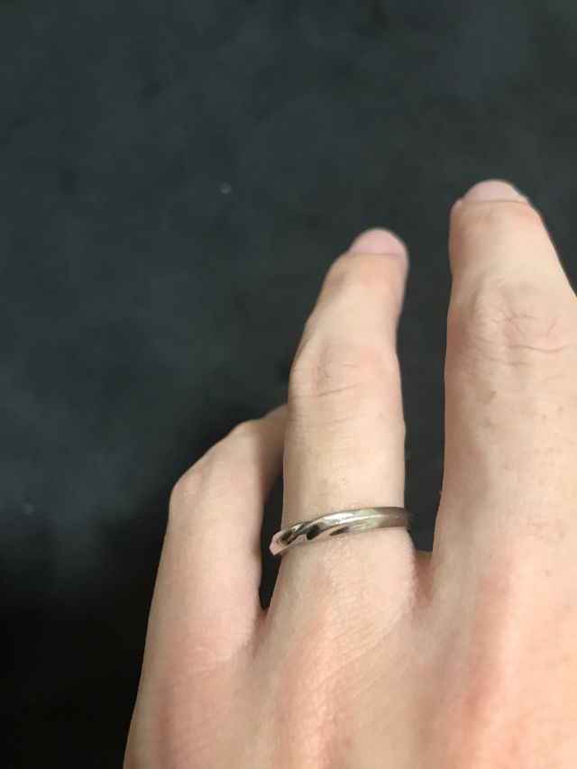 男性用です。
中心が捻れているデザインです。