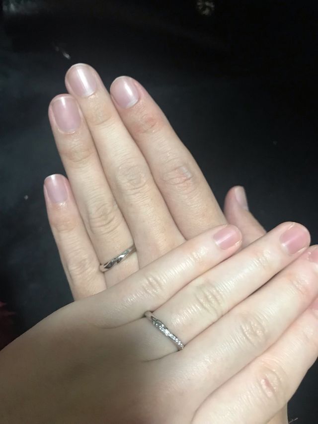 ダイヤモンドが散りばめられエレガントな印象を与える指輪。