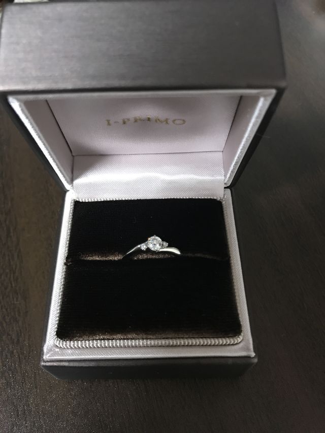 中央のストーンのサイドに小さいストーンがついています