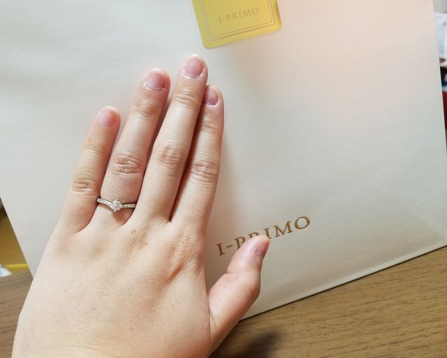 指輪をつけているところです。