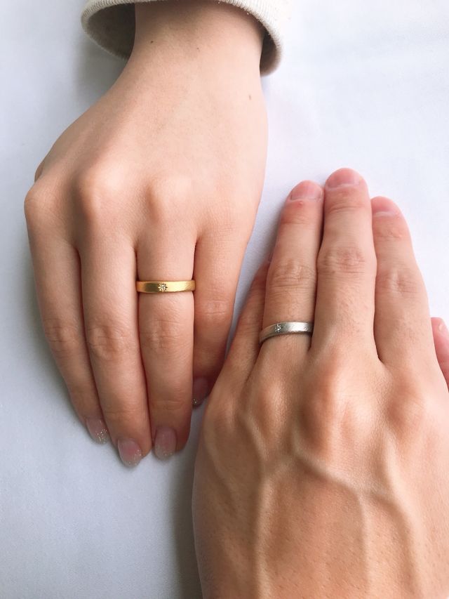 2人で着用した写真です
シルバー(夫)、ゴールド(妻)