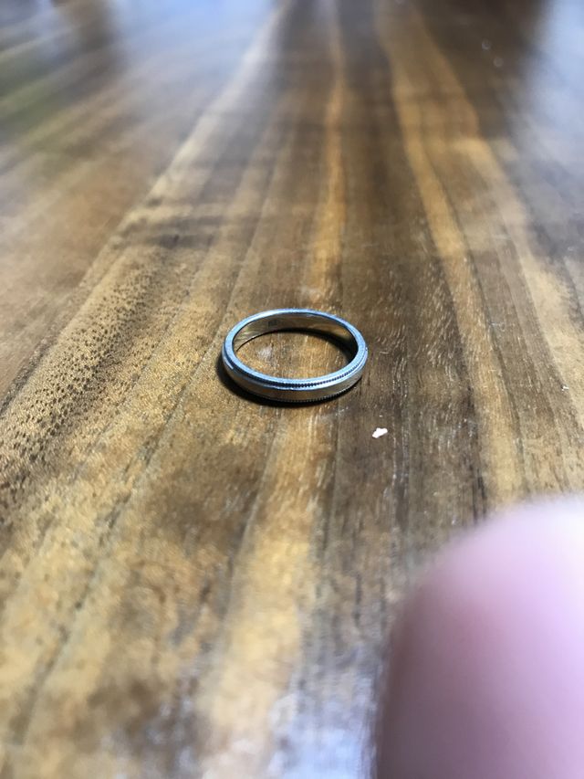 ストレートで少し太めです。両サイドはミル打ち加工。