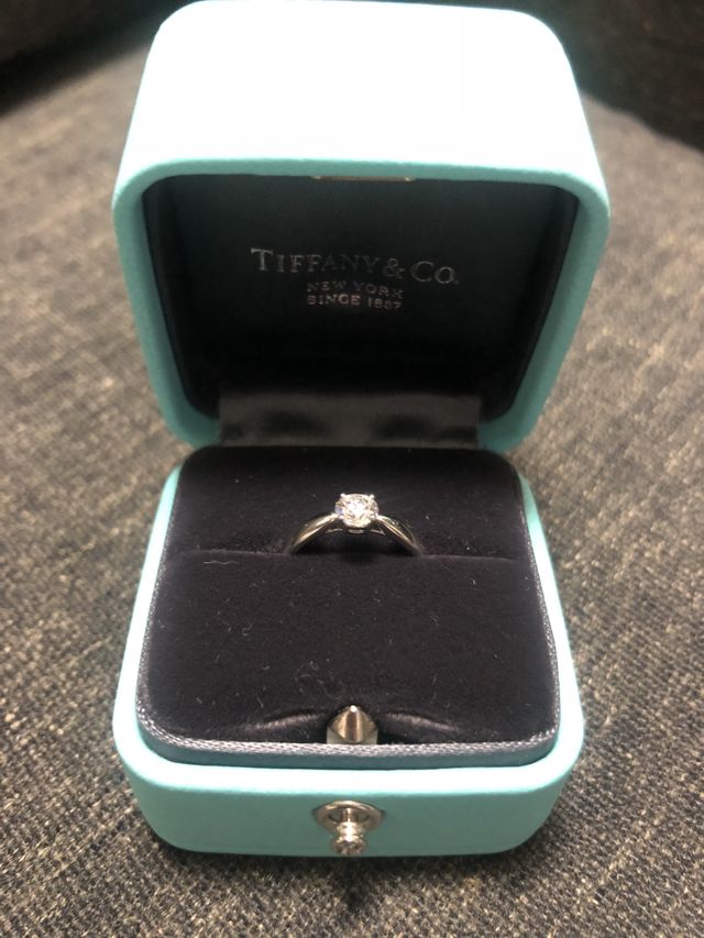 ブルーボックスに入れた婚約指輪の写真