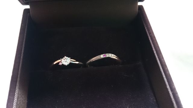 婚約指輪と結婚指輪です。