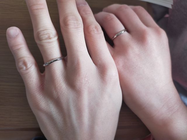 プラチナでシンプルなデザインを選びました。