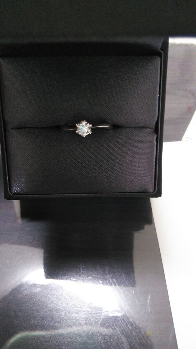 リングはウェーブがかかった形です。