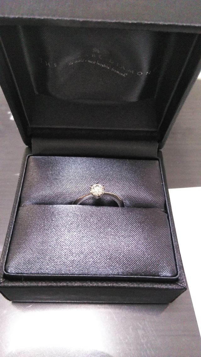 ダイヤモンドのカットが細かく、どの角度から見ても光ります。