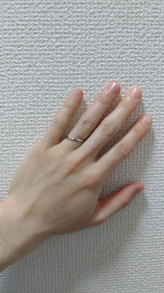 ウェーブの入った指輪です。他の指輪より指が長く見えました。