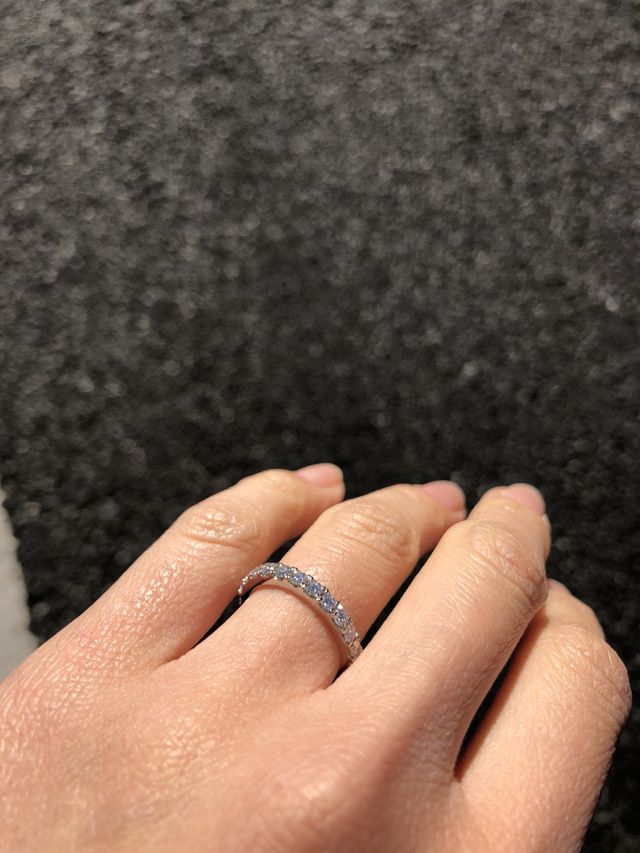 外での撮影です。フルエタニティリング です。