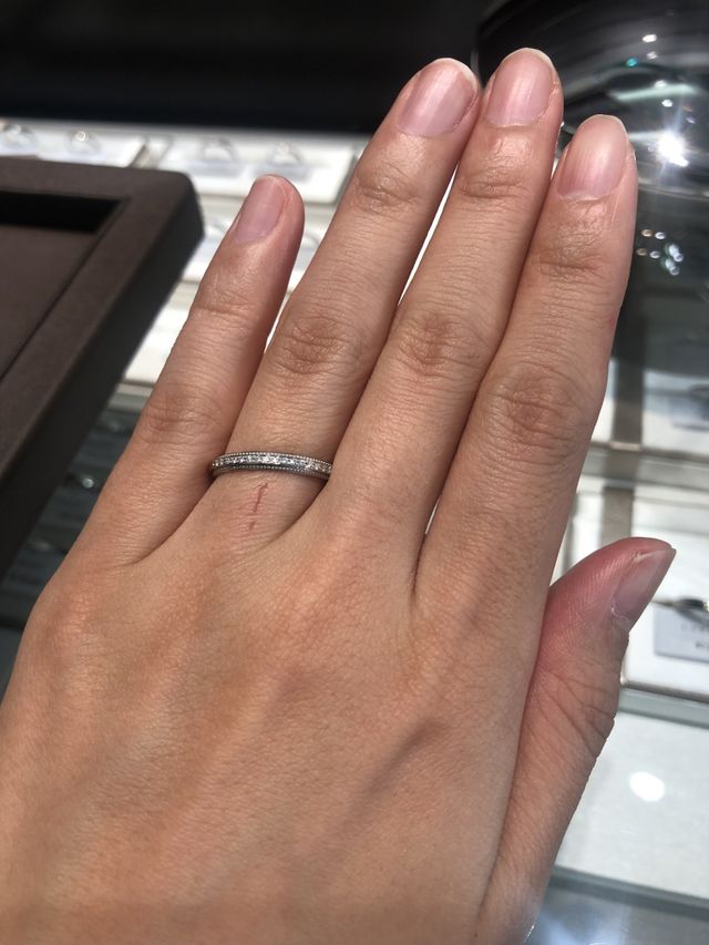 ミルグレインが一周あり、半分ダイヤのデザインです。