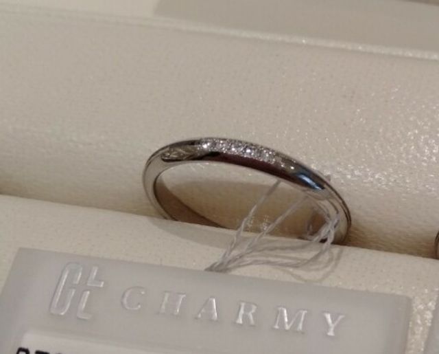 5粒ダイヤが埋め込まれているデザイン