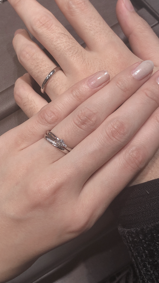女性の方は婚約指輪と重ね付けをしております。