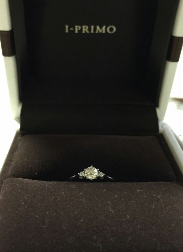 両サイドに小さなダイヤ。