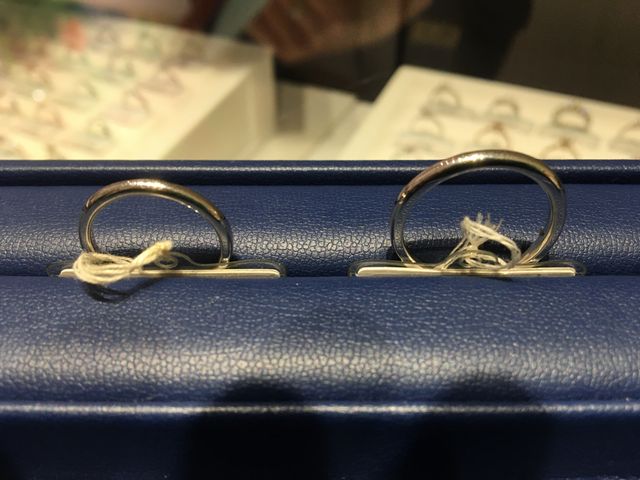 女性用は指輪を逆転させるも艶々のシンプルな指輪になります。