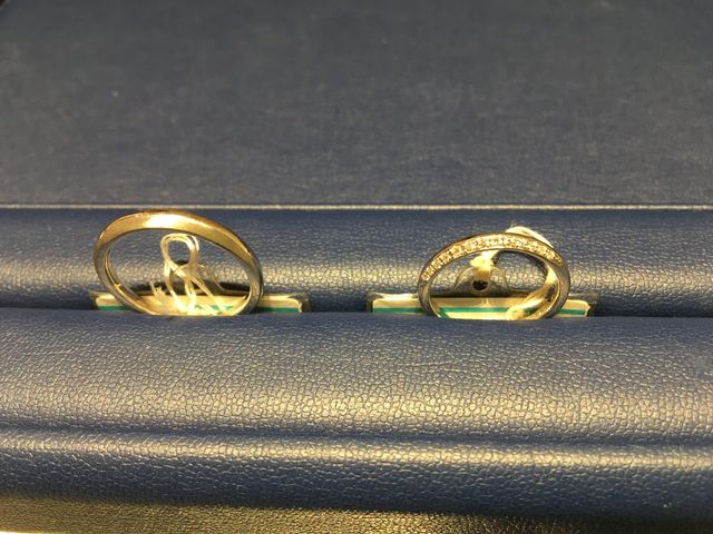 女性用の指輪は上半分にダイヤが散りばめられています。