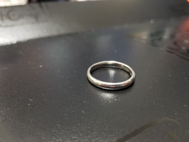 シンプルなデザインです。内側に小さなストーンを入れられます。