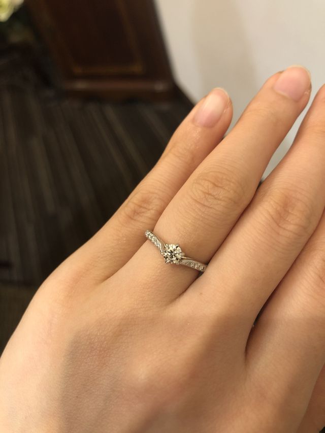 少しV字になった細身のリング。キレイ目でかつゴージャス感あり